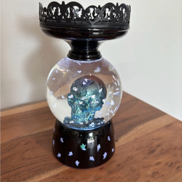 Bath & Body Works: Halloween Musical Spinning Skull 3-Wick Candle Pedestal